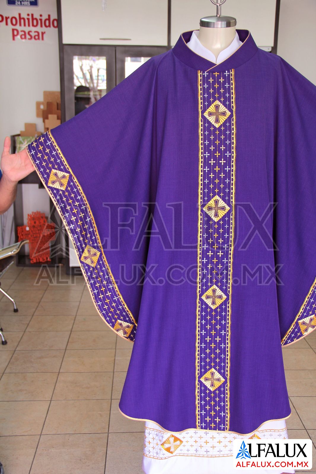 16 MAGNUS RECTO Alfalux Casulla Morado Laterales 420 (4)